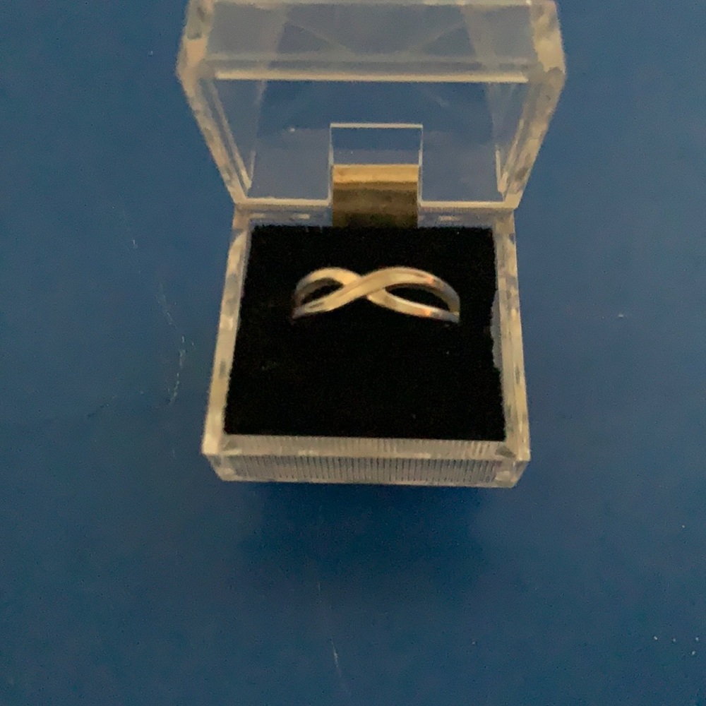 Stunning silver Avon ring